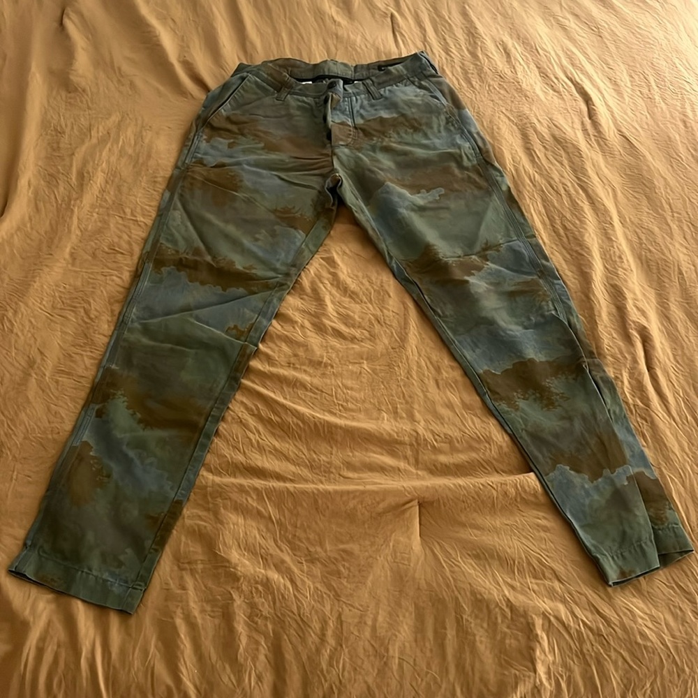 Mens WINGS + HORNS camouflage chinos size 30
